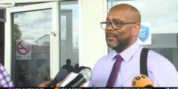 maxresdefault 8 Advocaat Murwin Dubois zegt dat Gillmore Hoefdraad, ex-minister van Financiën verrast is met het vonnis van de kantonrechter in de spraakmakende strafzaak. De gewezen functionaris die op 17 december, zijn geboortedag, schuldig is bevonden voor ambtsverduistering, overtreding van de Anti-Corruptiewet en deelname aan een criminele organisatie heeft direct verzet aangetekend.