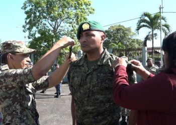 militair 1 Minister Krishnakoemarie Mathoera heeft vrijdag 88 militairen bevorderd in een naast hogere rang. Het ministerie heeft een achterstand als het op bevorderingen aankomt. Hierom heeft de organisatie stappen gezet om de achterstand in bevorderingen in te lopen.