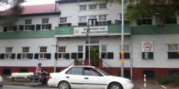 min VG voor 6 Het Ministerie van Volksgezondheid is door kinderartsen gerapporteerd dat er op de spoedeisende hulp van het Academisch Ziekenhuis Paramaribo een toename is van aanmeldingen en opnames van kinderen met koorts, braken en diarree.
