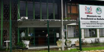 ministerie gbb 1 1 Binnen een week zijn er maar liefst drie personen opgelicht door individuen, die zich voordeden als medewerkers van het Ministerie van Grondbeleid en Bosbeheer (GBB). Dit zei minister Dinotha Vorswijk donderdag tijdens de uitreiking van grondpapieren aan burgers in Commewijne.