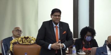 mop Er is duidelijke taal gesproken door president Chandrikapersad Santokhi, die zei dat er een herstructurering moet komen binnen het Korps Politie Suriname. Tijdens het afsluiten van de Openbare vergadering is er gevraagd om informatie, waarom de politiebond zijn leden heeft teruggetrokken uit het Veilig Suriname project van de minister van Justitie en Politie (Juspol).