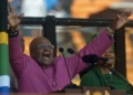 Desmond Tutu overleden op 90-jarige leeftijd 6 mse1erqg desmond tutu afp 625x300 26 December 21 De voormalige aartsbisschop Desmond Tutu en anti-apartheidsactivist is op 90-jarige leeftijd overleden in een verzorgingshuis in Kaapstad. De activist heeft voor een lange tijd een vooraanstaande rol gehad bij de strijd tegen de apartheid in Zuid-Afrika, die volgens hem geweldloos moest worden gevoerd. De geestelijke kreeg in 1984 een Nobelprijs voor de Vrede in handen. Hij gold als het nationaal geweten en werd gerespecteerd door vele bevolkingsgroepen.