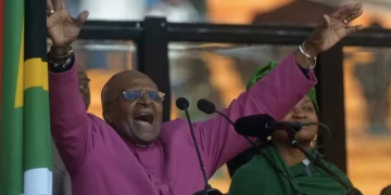mse1erqg desmond tutu afp 625x300 26 December 21 De voormalige aartsbisschop Desmond Tutu en anti-apartheidsactivist is op 90-jarige leeftijd overleden in een verzorgingshuis in Kaapstad. De activist heeft voor een lange tijd een vooraanstaande rol gehad bij de strijd tegen de apartheid in Zuid-Afrika, die volgens hem geweldloos moest worden gevoerd. De geestelijke kreeg in 1984 een Nobelprijs voor de Vrede in handen. Hij gold als het nationaal geweten en werd gerespecteerd door vele bevolkingsgroepen.