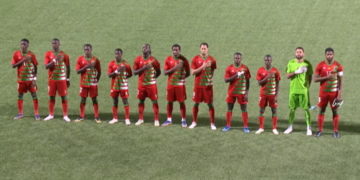 natio b 2 Natio heeft zondag 27 maart een sterke indruk gemaakt in het oefenduel tegen Thailand. De eindstand, Suriname verloor met 1-0, doet er in deze minder aan toe. Natio creëerde, bekeken over de hele wedstrijd, meer gevaarlijke kansen en maakte een moeizame eerste helft ruimschoots goed met een overtuigende en dominante tweede helft. Maar, coach Stanley Menzo heeft een moeilijke beslissing te nemen. Aanvoerder Ryan Donk laat veel steken vallen en staat er niet als een leider.