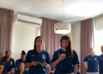 natio uma statement Behalve het achterlaten van de vijf spelers zouden er nog meer onacceptabele voorvallen zijn geweest van een aantal tekortkomingen. De dubieuze uitsluiting van Hadassa Brandon, het niet meegaan van onze keeperstrainer om kosten te besparen en het niet meegaan van een fysiotherapeut zijn enkele van de zaken opgesomd door de vrouwenselectie. De dames hebben geen woorden gespaard en geven aan dat het bestuur hen aan het lijntje houdt. “Onder een ander bestuur, dat bereid is onze selectie waardig te behandelen, zoals het hoort, zullen wij ons beschikbaar stellen en klaarstaan als er een beroep op ons wordt gedaan.” Om dit in de toekomst te voorkomen is juiste communicatie tussen de speelsters en het bestuur belangrijk, er moet een spelersraad ingesteld worden die regelmatig met het bestuur communiceert en de voortgang, verbeterpunten en ook vooral de positieve punten bespreekt.Vanuit de sportwereld is er fel uitgehaald naar het bestuur, in sportprogramma Start en Finish heeft sportpresentator Desney Romeo uitgehaald naar het bestuur toe en geeft hij aan dat het bestuur geen verantwoordelijkheidsgevoel heeft. “Waar blijft jouw verantwoordelijkheid als teammanager?” vraagt Romeo zich af. Hij geeft aan dat er heel wat misgaat bij de vrouwenselectie. Over de behandeling van het team was Romeo niet te spreken en hij gaf aan dat met het team van de vrouwen geen enkele fysiotherapeut is meegegaan. “Met de herenselectie daarentegen zijn er 2 fysiotherapeuten en de bondsdokter meegegaan.” Romeo is van mening dat er iemand moet opkomen en het bestuur erop moet wijzen dat het niet bezig moet zijn met het eigen belang, maar met het belang van de selectie. “We zijn dit soort dingen gewoon binnen de SVB. Mensen staan te springen om op reis te gaan, het gaat duidelijk niet om ons voetbal en de ontwikkeling daarvan. Het gaat om wie kan op reis en wie kan zijn zakken vetmesten”, haalt Romeo fel uit naar de SVB.