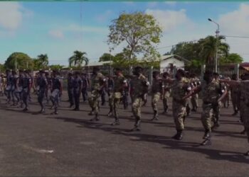 nationaal leger Er zijn drie militairen aangehouden donderdag, die zich schuldig hebben gemaakt aan diefstal met geweldpleging. Deze zijn door de Regio Bijstandsteam Paramaribo (RBTP) en Kapitalen delicten aangehouden. De aangever in deze zaak had op 30 maart 2022 aangifte gedaan.