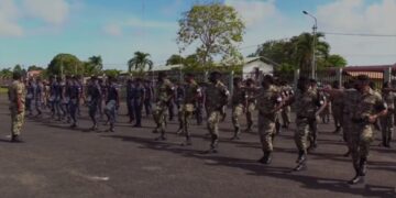 nationaal leger Er zijn drie militairen aangehouden donderdag, die zich schuldig hebben gemaakt aan diefstal met geweldpleging. Deze zijn door de Regio Bijstandsteam Paramaribo (RBTP) en Kapitalen delicten aangehouden. De aangever in deze zaak had op 30 maart 2022 aangifte gedaan.