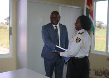 nieuw korpshoofd KPA 1 scaled Minister Kenneth Amoksi van Justitie en Politie heeft de leiding van het Korps Penitentiaire Ambtenaren (KPA) overgedragen aan de directeur van de Penitentiaire Inrichting Duisburglaan (PID) Joyce Pané-Alfaisi. Zij wordt het nieuwe hoofd van het KPA. Tijdens de ceremonie bij het KPA Centrum, op donderdag 28 april, heeft de bewindsman samen met het scheidend hoofd, Regillio Blijd, de technische overdracht gedaan.