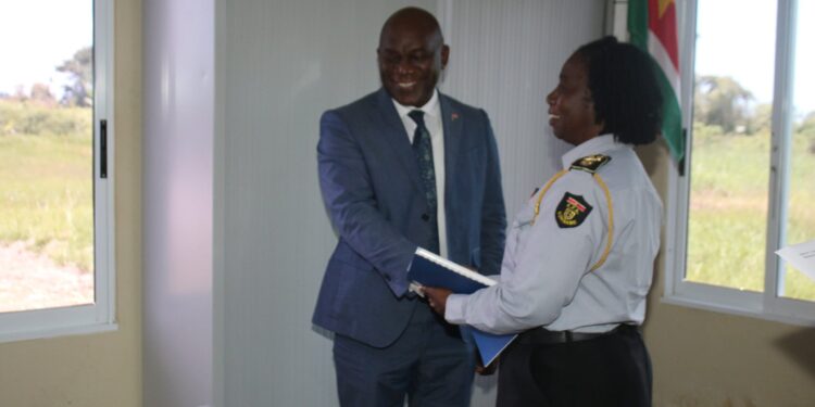 Joyce Pané-Alfaisi nieuw hoofd KPA 1 nieuw korpshoofd KPA 1 scaled Minister Kenneth Amoksi van Justitie en Politie heeft de leiding van het Korps Penitentiaire Ambtenaren (KPA) overgedragen aan de directeur van de Penitentiaire Inrichting Duisburglaan (PID) Joyce Pané-Alfaisi. Zij wordt het nieuwe hoofd van het KPA. Tijdens de ceremonie bij het KPA Centrum, op donderdag 28 april, heeft de bewindsman samen met het scheidend hoofd, Regillio Blijd, de technische overdracht gedaan.