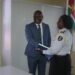 nieuw korpshoofd KPA 1 scaled Minister Kenneth Amoksi van Justitie en Politie heeft de leiding van het Korps Penitentiaire Ambtenaren (KPA) overgedragen aan de directeur van de Penitentiaire Inrichting Duisburglaan (PID) Joyce Pané-Alfaisi. Zij wordt het nieuwe hoofd van het KPA. Tijdens de ceremonie bij het KPA Centrum, op donderdag 28 april, heeft de bewindsman samen met het scheidend hoofd, Regillio Blijd, de technische overdracht gedaan.