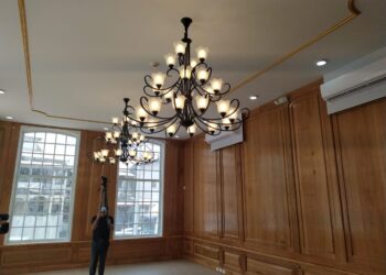 oplevering dna 2 De geschiedenis is herschreven met de oplevering en de bouw van de geconstrueerde gebouwen van De Nationale Assemblee en het ministerie van Algemene zaken aan de Henck Arronstraat. Dit stelt Assemblee voorzitter Marinus Bee. De volksvertegenwoordiger benadrukte bij zijn toespraak, dat bijzonder invulling is gegeven aan de dynamische parlementaire geschiedenis. De terugblik naar het verleden ligt in het nieuw gebouw dat vandaag is opgeleverd. Het gebouw zal gebruikt worden als parlementsgebouw. Bee herinnerde het aanwezig publiek dat de grond waarop zij allen stonden rijk is aan een geschiedenis vol diepte en hoogtepunten.
