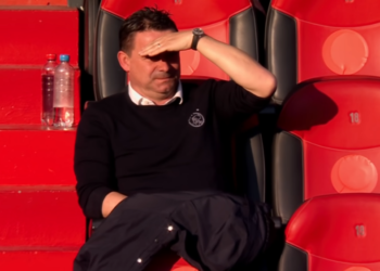 Ajax-legende en directeur Overmars verstuurde dickpics naar clubmedewerkers.