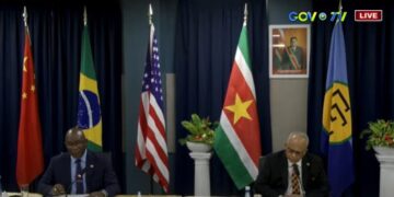 persco De vijfde golf is duidelijk in aantocht, dat bevestigd de minister van Volksgezondheid Amar Ramadhin vandaag tijdens een spoed Covid-19 persconferentie. Deze is naar aanleiding van de zorgelijke situatie van de Covid-19 besmettingen belegd. Ook in De Nationale Assemblee werd opgeroepen dat ministeries hun geplande eindejaar feesten zouden moeten afzeggen om zo ook het voorbeeld te geven aan de samenleving. “De belangrijkste bezorgdheid is de verwachte druk van de gezondheidzorg met wat wij nu zien”, zegt Ramadhin.