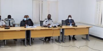 persconf juspol Operatie Veilig Suriname is vanaf vandaag een feit. De politie, het leger en andere veiligheidsdiensten zullen de komende maanden vaker surveillance uitvoeren en zichtbaar zijn binnen de landsgrenzen. Vandaag vond de launch van het project plaats op het Ministerie van Justitie en Politie tijdens een persconferentie. Minister Kenneth Amoksi vertelde journalisten dat de middelen die beschikbaar zijn gesteld om de operatie uit te voeren niet toereikend zijn.