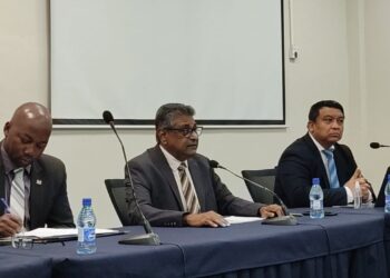 persconferentie Raghoebarsing Minister Albert Jubithana, van Transport, Communicatie en Toerisme, zegt dat er geen verhoging komt bij de lijndiensten van het Nationaal Vervoerbedrijf (NVB). Hij sprak vandaag tijdens een regeringspersconferentie op het ministerie van Financiën en Planning. "Er hoeft geen paniek te ontstaan. De samenleving moet zich niet laten uitbuiten", zei de bewindsman.