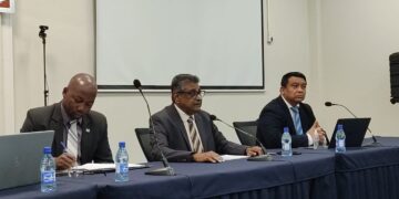 persconferentie Raghoebarsing Minister Albert Jubithana, van Transport, Communicatie en Toerisme, zegt dat er geen verhoging komt bij de lijndiensten van het Nationaal Vervoerbedrijf (NVB). Hij sprak vandaag tijdens een regeringspersconferentie op het ministerie van Financiën en Planning. "Er hoeft geen paniek te ontstaan. De samenleving moet zich niet laten uitbuiten", zei de bewindsman.