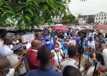 petitie brunswijk 1 Een groot deel van de zorgverleners, die zich tijdens de Covid-19- periode had opgegeven om te werken tijdens de vaccinatiecampagne op de vaccinatielocaties, is deels of helemaal niet uitbetaald. “Ik moet nog het geld over de maanden december en januari krijgen, maar ik weet echt niet wanneer ik het geld zal ontvangen”, zegt een zorgverlener, die enkele maanden bij de vaccinatielocatie op het terrein van Royal Care Residence Zorghotel heeft gewerkt.