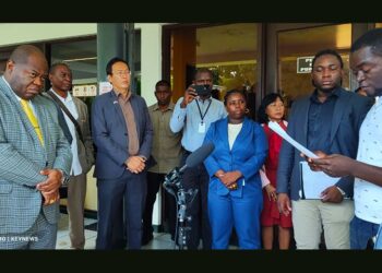 petitie vrachtboten web Houders van vrachtboten aan de Marowijnerivier zijn de vernielingen van de Franse autoriteiten al beu. Dit maken zij kenbaar met een petitie aan de voorzitter van De Nationale Assemblée (DNA), Marinus Bee.Terwijl de protestacties dinsdag op het Vlaggenplein gaande zijn, leest Milano Continho zijn petitie voor aan DNA-voorzitter.