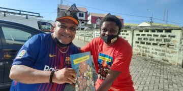 pimoe3 Zijn illustraties en animaties zijn vrijwel dagelijks op Facebook te zien. Toch heeft Richenel Piemoe besloten om zijn werk in boekvorm uit te geven. “Ja, de tekeningen zijn allemaal online, je kunt ze gratis daar lezen, bekijken. Het zijn voorstellen geweest van de mensen die ze zien. Ruth Sinkeler, Frank Jabini en enkele andere van mijn facebookvrienden hebben een tijdje achter mijn oren gezeten, breathing heavily, om een boek te maken. Frank appte me op den duur zelfs elke dag om te reminden het boek te maken. En toen heb ik het maar gedaan.”