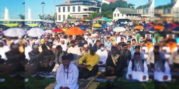 plein gebed 1 Na drie jaar mocht zaterdag weer het Eid al-Adha gebed worden gehouden op het Onafhankelijkheidsplein, waar minister Bronto Somohardjo van Binnenlandse Zaken, directeur Nasier Eskak van Binnenlandse Zaken en vice president Ronnie Brunswijk ook aanwezig waren en deelnamen aan het gebed.