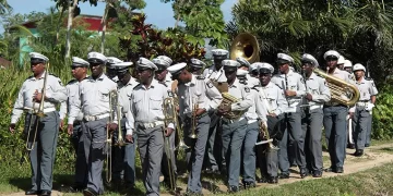 politiekapel van suriname fotoboek 1A De politiekapel naar een begafenis Brathwaite sprak zijn dank uit over de inzet van de minister om de Politiekapel weer te doen herleven. Ook Beeldsnijder en Ritfeld-Asontoe geven aan blij te zijn met deze samenwerking en kijken uit naar een integrale begeleiding met continuiteit.