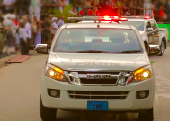 politievoertuig 31 De politie is bezig met een onderzoek waarbij de 22 jarige C.G. is komen te overlijden. Volgens Milton Bisschop woordvoerder Korps Politie Suriname,  blijkt uit voorlopig onderzoek, dat het slachtoffer in de late avond van zaterdag (voor het geval) in gesprek was met 3 mannen voor een winkelpand aan de Tout Luit Faut middenweg .