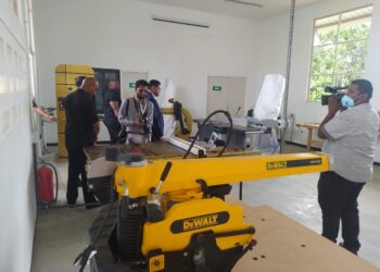praktijk school 2 President Chandrikapersad Santokhi heeft vandaag vijf nieuwe praktijklokalen in gebruik genomen, op de school voor lager beroepsonderwijs te Meerzorg, in Commewijne. Het staatshoofd stelt dat de internationale standaarden op het gebied van onderwijs moeten worden nageleefd. Het systeem moet daarom van goede kwaliteit zijn.