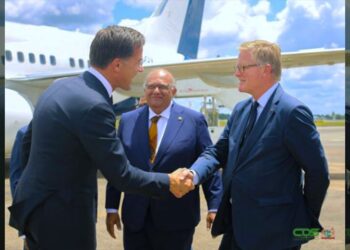 premier Rutte ambassadeur Van der Zwan web Henk van der Zwan, ambassadeur voor het Koninkrijk der Nederlanden in Suriname, benadrukt in gesprek met de Communicatie Dienst Suriname (CDS) dat er op allerlei manieren inhoud wordt gegeven aan de samenwerking tussen Nederland en Suriname.