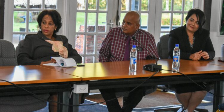 presidentiele werkgroep Onderzoek Sabaku village 1 scaled Op  5 augustus is in het perscentrum van het Kabinet van de President, de presidentiële werkgroep 'Onderzoek Sabaku Village' geïnstalleerd. De groep is ingesteld voor de duur van zes maanden en wordt voorgezeten door Humphrey Tjin Liep Shie, adviseur van de president. De werkgroep is belast met een nader onderzoek in de administratieve en bestuursrechtelijke sfeer van het eerdergenoemde verkavelingsproject. Er dient gelet te worden op de processen van aanvraag en uitgifte van de percelen. Ook zal er een onderzoek verricht moeten worden naar de doelmatigheid van de uitgiften. Alle constateringen zullen ten behoeve van het staatshoofd uitgebracht moeten worden in een rapport.