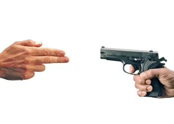 pretend 6034810 1280 Een 26-jarige man is vandaag in het district Marowijne beschoten door een ander. Hij kreeg ruzie met de schutter. De schutter zou een relatie hebben met de zus van het slachtoffer. Er was onenigheid over die relatie.Maandag was er wederom een woordenwisseling tussen de verdachte en het slachtoffer, die in eerste instantie met elkaar in een handgemeen raakten. Uit boosheid haalde de verdachte een jachtgeweer tevoorschijn en schoot op het slachtoffer dat geraakt werd in zijn benen. Hij vluchtte na de daad met het jachtgeweer weg. De politie weet wie de schutter is en zoekt naar hem.