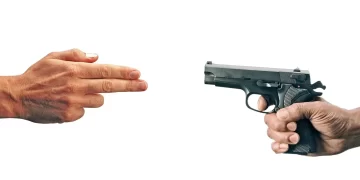 pretend 6034810 1280 Een 26-jarige man is vandaag in het district Marowijne beschoten door een ander. Hij kreeg ruzie met de schutter. De schutter zou een relatie hebben met de zus van het slachtoffer. Er was onenigheid over die relatie.Maandag was er wederom een woordenwisseling tussen de verdachte en het slachtoffer, die in eerste instantie met elkaar in een handgemeen raakten. Uit boosheid haalde de verdachte een jachtgeweer tevoorschijn en schoot op het slachtoffer dat geraakt werd in zijn benen. Hij vluchtte na de daad met het jachtgeweer weg. De politie weet wie de schutter is en zoekt naar hem.