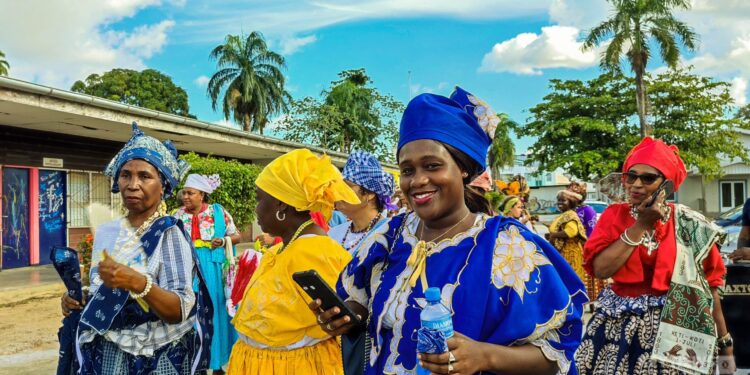 Prodo waka is ode aan Afro-Surinaams erfgoed en vrijheid 1 prodowakka ketikoti 161118 scaled Met veel barbari en mekmeki verlaten de dames van NAKS, samen met de Haïtiaanse groep ‘Chou Chou band’ het terrein van het directoraat Cultuur. Een korte prodo waka op weg naar een koto dansi aan de Sommelsdijkstraat. De zon is fel, de koto zijn mooi en kleurrijk.