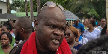 protest dag 2 2 De regering is democratische gekozen en ze heeft respect voor de rechtsstaat. Woorden van minister Kenneth Amoksi van Justitie en Politie (Juspol) over de gang van zaken bij de protesten die sinds vorige week maandag worden gevoerd tegen het beleid van de regering-Santokhi/Brunswijk.