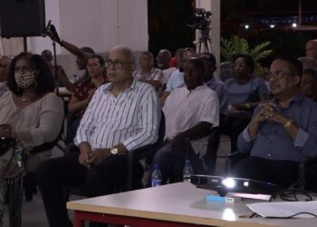 publiek NPS Het is mede dankzij de Nationale Partij Suriname (NPS), dat mensen in het binnenland stemgerechtigd zijn geworden. Dit merkte partijvoorzitter Gregory Rusland vrijdag op bij een lezing van de politieke organisatie in Grun Dyari.