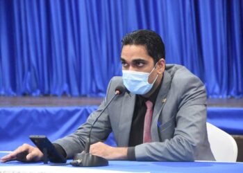 ramadhin 6 De minister van Volksgezondheid, Amar Ramadhin, heeft in De Nationale Assemblee (DNA), op vrijdag 13 mei, aangegeven dat hij de toename van Covid-19 gevallen had verwacht. Hij heeft DNA voorgehouden dat de situatie wordt gemonitord en er vooralsnog geen sprake is van bezorgdheid. Het gaat in deze om de Omicron variant die besmettelijk is, maar een milder verloop heeft. Volksgezondheid is sinds maart gestart met het uitfaseren van de Covid situatie, op basis van de data en ontwikkelingen van het virus in ons land. Ook het besluit om de bewegingsrestricties te versoepelen. De minister benadrukt dat het uitfaseren verantwoord is gedaan en heeft ook rekening gehouden met de toename van het aantal cases. Op basis van hoe de situatie zich ontwikkelt en advies van de deskundigen, zorgveld en de ziekenhuizen, zal er besloten worden welke maatregelen zullen worden genomen. Minister Ramadhin zegt dat personen die al ziek zijn, dus waarschijnlijk al Covid-19 hebben, zich laten swabben. “Vandaar dat u gaat merken dat het positiviteitpercentage ook aan de hoge kant ligt”, legt de minister uit. Er is nog geen nieuwe variant gemeld door de Wereldgezondheidsorganisatie. Het vaccineren ziet de minister nog steeds als een belangrijke tool om complicaties, ernstige ziekte en sterfte door Covid-19 tegen te gaan. Hij geeft aan dat er nog steeds swabposten zijn bij de RGD en ook 44.500 testen nog landelijk beschikbaar zijn. Minister Ramadhin benadrukt dat niet alleen zijn departement, maar ook de WHO en de PAHO-vaccinatie adviseren. Momenteel beschikt Suriname over twee merken vaccins, waarvan 20.000 stuks Sinopharm met vervaldatum 2023 en 165.000 stuks Pfizer met vervaldatum september 2022. De bewindsman roept de samenleving op om zoveel mogelijk te vaccineren en ook te boosteren, zodat het aantal complicaties en opnames kunnen worden geminimaliseerd.