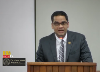 ramadhin3 “De situatie op dit moment is vrij ernstig, maar is wel onder controle”, zei minister Amar Ramadhin van Volksgezondheid vrijdag in De Nationale Assemblee over de uitbraak van het rotavirus.