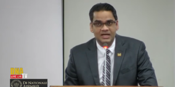ramadhin3 “De situatie op dit moment is vrij ernstig, maar is wel onder controle”, zei minister Amar Ramadhin van Volksgezondheid vrijdag in De Nationale Assemblee over de uitbraak van het rotavirus.