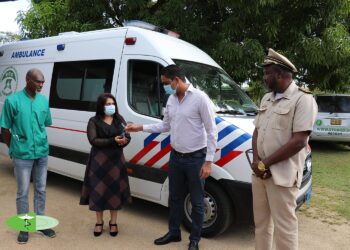 rgd overdracht Een delegatie bestaande uit het bestuur van de stichting Regionale Gezondheidsdienst (RGD) en het Ministerie van Volksgezondheid heeft op dinsdag 26 april 2022 een bezoek gebracht aan het district Coronie. In het bijzijn van districtscommissaris (dc) Maikel Winter is een ambulance overgedragen aan het Medisch Centrum van de RGD te Coronie.
