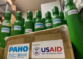 rgd usaid handover 2021 sur 1 1 scaled De Regionale Gezondheidsdienst Suriname (RGD) heeft op dinsdag 2 november een aantal medische benodigdheden in ontvangst mogen nemen van de PAHO en USAID. Ons land, dat zich momenteel in de vierde Covid-19-golf bevindt, werkt er hard aan om een vaccinatiedekking van tenminste 70 procent te bereiken binnen de doelgroeppopulatie.
