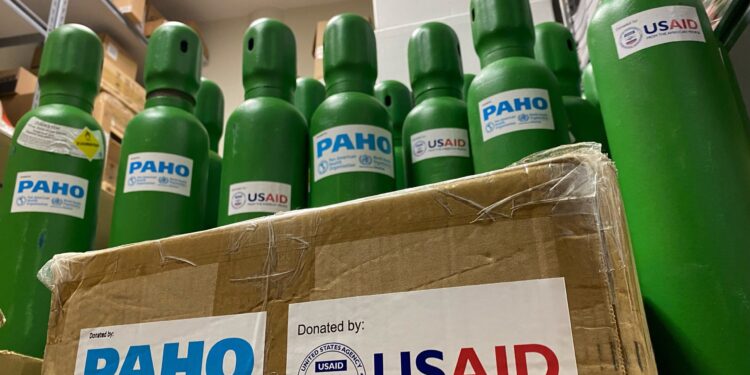 rgd usaid handover 2021 sur 1 1 scaled De Regionale Gezondheidsdienst Suriname (RGD) heeft op dinsdag 2 november een aantal medische benodigdheden in ontvangst mogen nemen van de PAHO en USAID. Ons land, dat zich momenteel in de vierde Covid-19-golf bevindt, werkt er hard aan om een vaccinatiedekking van tenminste 70 procent te bereiken binnen de doelgroeppopulatie.