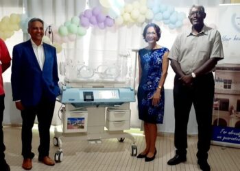 rkz couveuse De kinderafdeling van het Sint Vincentius Ziekenhuis (SVZ) heeft  een nieuwe couveuse gekregen van Anand Ramdat Misier. Hij is een gepensioneerde cardioloog van het Isala ziekenhuis in Nederland, die dit samen met andere donoren voor elkaar kreeg. Een duidelijk ontroerde kinderarts Nanja Braafheid, sprak haar dankbaarheid uit voor de donatie. Het SVZ komt uit een diep dal. Er zijn jarenlang geen nieuwe couveuses aangeschaft. Braafheid zegt dat er al enige tijd wordt nagedacht over hoe het ziekenhuis uit dit dal kan komen. "De noodkreet werd gehoord, want er kwam hulp. Er zijn harten bewogen en er is gegeven. We kruipen langzaam uit het dal", zegt Braafheid.Het ziekenhuis kreeg in juni, augustus en februari tweedehandse couveuses die verdeeld werden onder verschillende ziekenhuizen. Van een nieuwe was echter in geen tijde sprake. Braafheid vraagt de zegen van God voor alle mensen die gegeven hebben. Zij benadrukt het belang van een couveuse bij de neonatale zorg. Ramdat Misier heeft een keus moeten maken tussen de verschillende soorten klinische zorg. Hij richtte zich tot de geboortezorg in Suriname. Zijn keus voor een donatie aan het SVZ, had te maken met zijn geboorte in dit ziekenhuis. Na een goed onderbouwd steunverzoek vloeiden de donaties binnen, vertelt Ramdat Misier. "Het waren kleine en grote bedragen. En ik wilde een brandnieuwe couveuse hebben. Voor complexe behandeling zijn nieuwe dingen nodig die jaren meegaan", zegt de donateur. Hij hoopt dat hiermee veel jonge kinderen kunnen worden geholpen. De basiszorg ziet hij als het belangrijkste. Voor een volgende stap denkt hij richting geavanceerde en technologische zorg.
