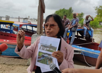 sadi platte bug 1 Boothouders die routes van en naar Commewijne onderhouden kunnen nu een tarief van SRD 8 hanteren als tussentijdse oplossing. Dit verklapte de voorzitter van de boothouders organisatie, Anne Sadi, tegenover journalisten. Sadi stelt verder dat zij vreest dat met de vele verhogingen mensen niet in staat zullen zijn om de marktconforme tarieven te betalen, wanneer deze uiteindelijk zijn vastgesteld.