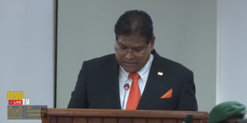 santokhi dna 730x430 1 1 Met Anti-Money Laundring (AML) oftewel anti-witwassen, moet er volgens president Chandrikapersad Santokhi geen politiek bedreven worden. Er zal in dit kader collectief opgetreden moeten worden. Suriname moet er alles aan doen om te voorkomen dat het internationaal op de zwarte lijst komt te staan door witwassen.