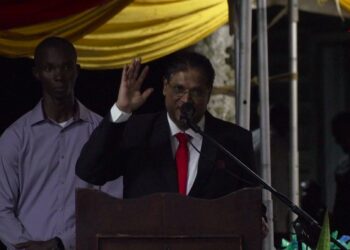 santokhi02 “Er gaat verbetering komen in Suriname. Langzaam maar zeker zien we de veranderingen”. Zo sprak president Chandrikapersad Santokhi op zaterdag 17 december 2022 de aanwezigen toe tijdens de jaarafsluiting van het districtscommissariaat te Saramacca. Het staatshoofd heeft aangegeven dat hij zich ervan bewust is dat de samenleving moeilijke tijden doormaakt, maar dat deze in het komend jaar zullen veranderen.