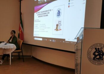 shanillia ishaak De centrale vraag in het onderzoek is: 'Wat is het effect van het persoonlijk inkomen op de levensvoldoening van werkende vrouwen tussen de 18 en 64 jaar binnen de publieke en private sector in Paramaribo?’ Om het antwoord hierop te vinden heeft Ishaak logistische regressieanalyses onderzocht. Het resultaat wijst uit dat de variabele ‘maandelijkse inkomen van de persoon’ geen duidelijke invloed heeft op de levensvoldoening van werkende vrouwen binnen de publieke en private sector. Wel is komen vast te staan dat de variabelen ‘aantal kinderen onder 13 jaar die nog inwonend zijn’ en ‘de burgerlijke staat van de werkende vrouw’, een duidelijk effect hebben op de levensvoldoening van werkende vrouwen.