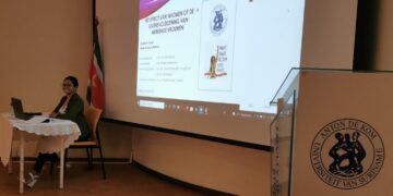 shanillia ishaak De centrale vraag in het onderzoek is: 'Wat is het effect van het persoonlijk inkomen op de levensvoldoening van werkende vrouwen tussen de 18 en 64 jaar binnen de publieke en private sector in Paramaribo?’ Om het antwoord hierop te vinden heeft Ishaak logistische regressieanalyses onderzocht. Het resultaat wijst uit dat de variabele ‘maandelijkse inkomen van de persoon’ geen duidelijke invloed heeft op de levensvoldoening van werkende vrouwen binnen de publieke en private sector. Wel is komen vast te staan dat de variabelen ‘aantal kinderen onder 13 jaar die nog inwonend zijn’ en ‘de burgerlijke staat van de werkende vrouw’, een duidelijk effect hebben op de levensvoldoening van werkende vrouwen.