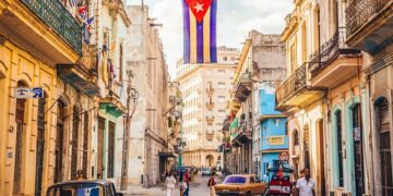 shutterstockRF 412724059 Surinaamse studenten op Cuba zijn radeloos nadat hen de toegang tot de collegeruimte is geweigerd.  Ook zijn zij uit de studenten app-groep gehaald waar er regelmatig onderling informatie wordt gewisseld. Ronnie Asabina, DNA-lid voor de BEP, zegt dat de studenten zijn aandacht hebben gevraagd voor hun benarde situatie. Hij merkt op dat het om studenten gaat die via het Ministerie van Volksgezondheid een beurs hebben gehad om te studeren.