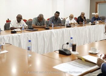 President in spoedoverleg met Ravaksur