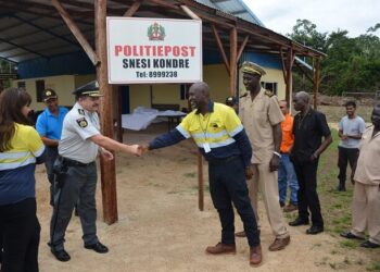 snesikondre Manschappen van het Korps Politie Suriname (KPS) moeten weer postvatten langs de rivieren. Tot deze oplossing komt het Ministerie van Justitie en Politie (Juspol) na een gesprek met vertegenwoordigers van Defensie, het interim-managementteam van het KPS en ondernemers van het district Marowijne.