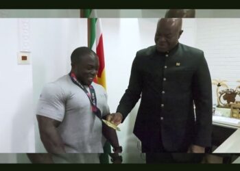 soepe koese vp web Bodybuilder Soepe Koese kreeg Euro 8.000 toegestopt door vicepresident Ronny Brunswijk. “Power”, zei de vicepresident aan Koese bij de overhandiging van het bedrag. Dit is te zien op een korte opname, die Brunswijk de wereld instuurde.